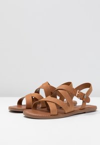 TOMS Sandaalit nilkkaremmillä - sand