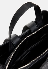 Schwarze Lederhandtasche mit einem oberen Griff, Reißverschluss und Innenfächern. Glatte Textur mit metallischem Reißverschlussdetail.