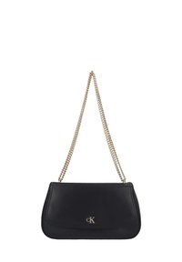 Sac à main en cuir noir de forme géométrique, avec une bandoulière chaîne argentée et un petit logo doré à l'avant. Texture lisse et design minimaliste.