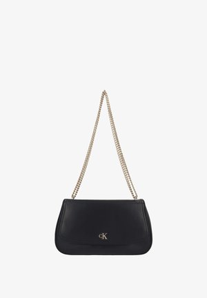 Borsa a mano in pelle nera con forma geometrica, tracolla a catena argentata e un piccolo logo dorato sul davanti. Texture liscia e design minimale.