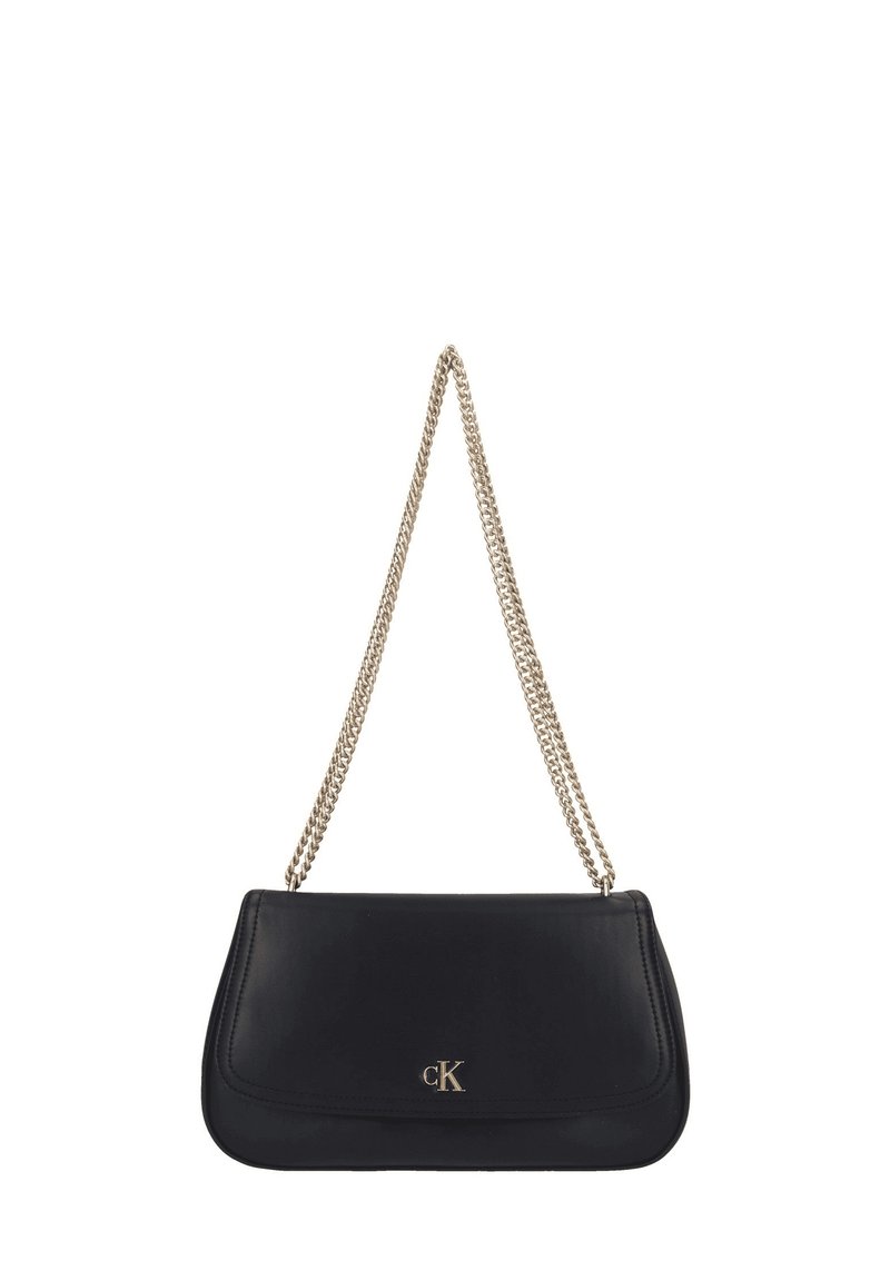 Sac à main en cuir noir de forme géométrique, avec une bandoulière chaîne argentée et un petit logo doré à l'avant. Texture lisse et design minimaliste.