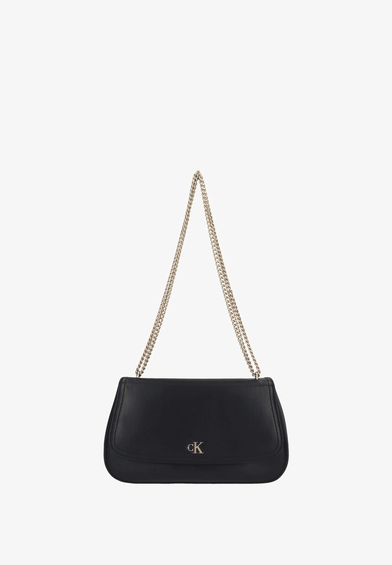 Sac à main en cuir noir de forme géométrique, avec une bandoulière chaîne argentée et un petit logo doré à l'avant. Texture lisse et design minimaliste.