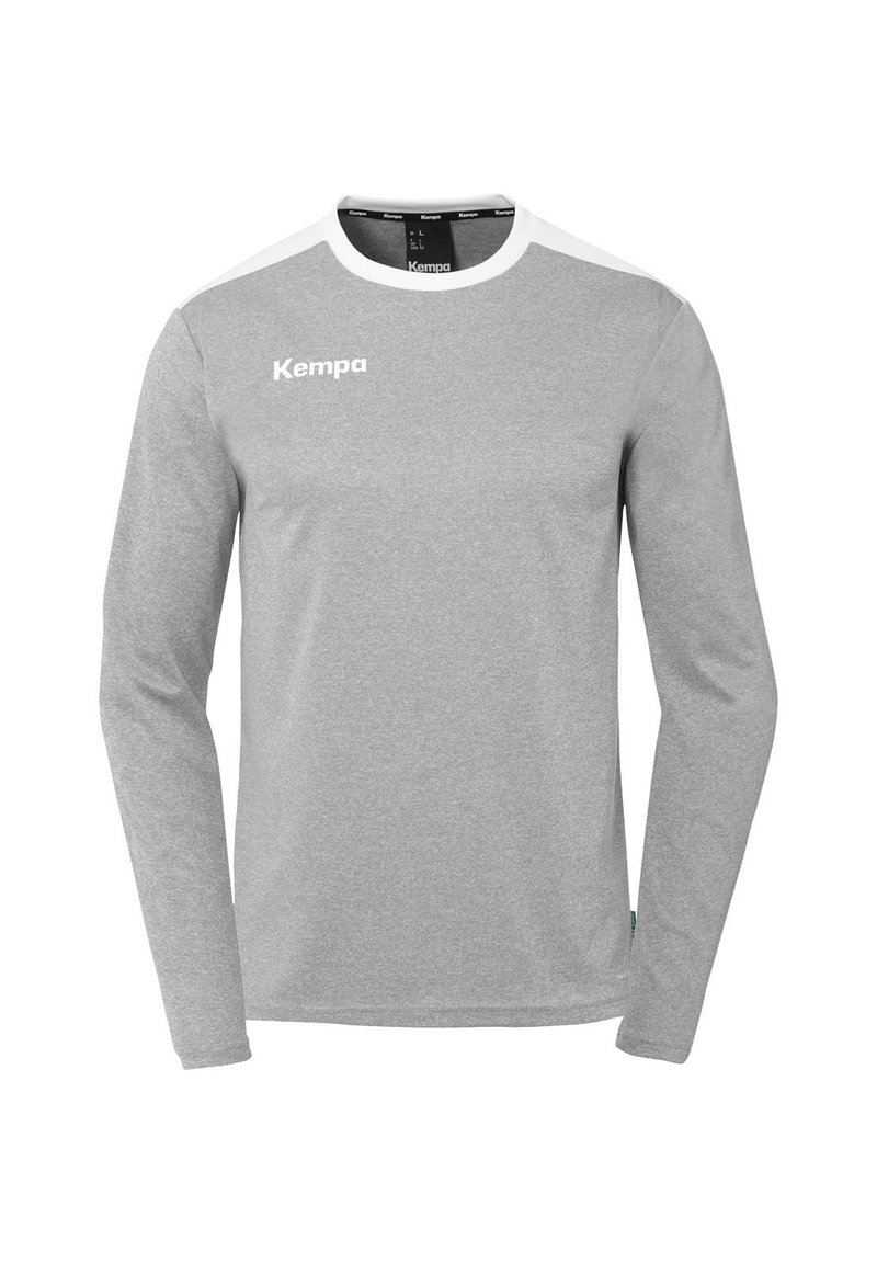 Langærmet grå skjorte lavet af blødt stof, med hvide skulderdetaljer og et logo på brystet. Enkel, sporty design.