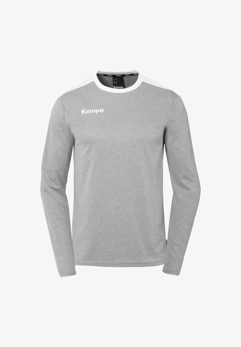 Langærmet grå skjorte lavet af blødt stof, med hvide skulderdetaljer og et logo på brystet. Enkel, sporty design.