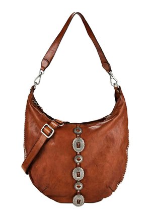 Bolso de cuero marrón para hombro con conchos decorativos plateados en el centro y correa ajustable con hebilla.