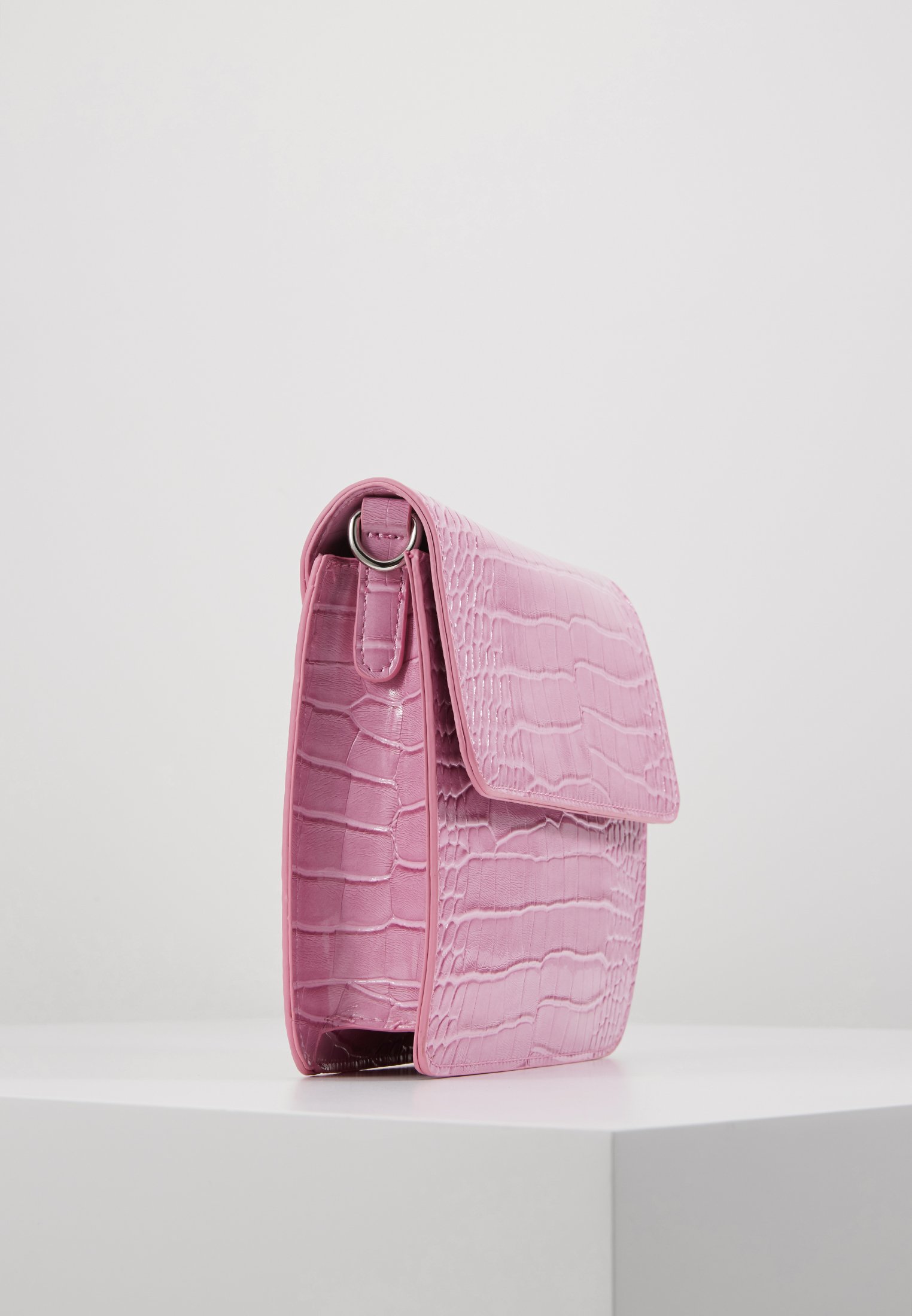 HVISK CAYMAN SHINY STRAP BAG Skulderveske pastel purple HVISK CAYMAN POCKET Skulderveske pink Zalando.no