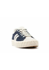 Marinblå och gräddfärgad sneaker med en strukturerad nylontopp, rund tå och en tjock gummisula med diamantmönster. Har snörningsdesign.