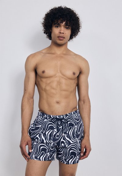 Zwemshorts in marineblauw met een wervelend wit patroon, elastische tailleband en trekkoord. Gemaakt van lichtgewicht materiaal voor comfort.