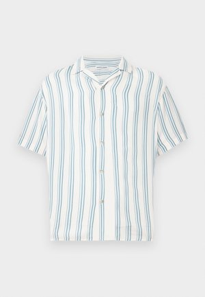 Chemise blanche à manches courtes avec boutons et rayures verticales bleues, col style camp, présentée sur un fond uni.