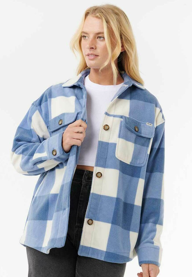 Fleece shirt jacket met een blauw-witte ruitpatroon. Bevat een kraag, voorknopen en twee borstzakken met ronde kleppen.
