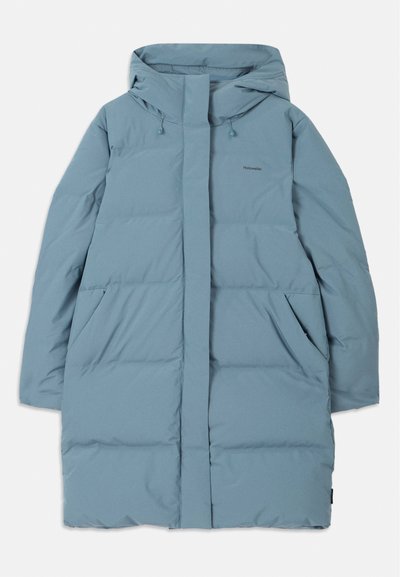 Ljusblå puffjacka med huva, fullständig framsida med dragkedja, två sidofickor och ett quiltat mönster. Tillverkad av slät, vattentät tyg.