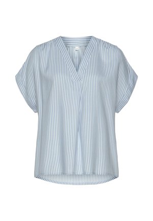 Blusa azul claro de manga corta con rayas verticales blancas, escote en V y ajuste suelto, mostrada sobre un fondo blanco.