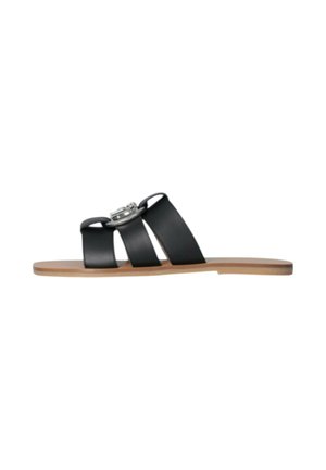 Sandalo flat con suola marrone chiaro e tre cinturini in pelle nera sulla parte superiore, con fibbia argento sul cinturino centrale.