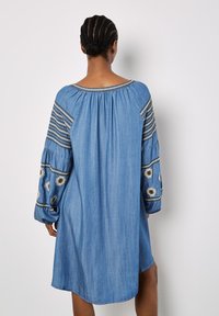 Apricot Farkkumekko - blue