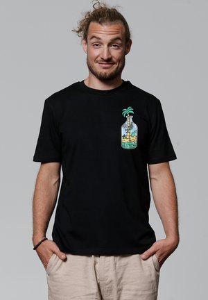Zwart katoenen T-shirt met ronde hals en korte mouwen, met een kleurrijk palmbomenontwerp binnen een fles op het linkervoorzakje.