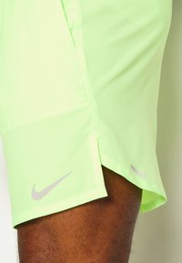 Nike Performance STRIDE - Calções desportivos - ghost green/midnight navy/silver