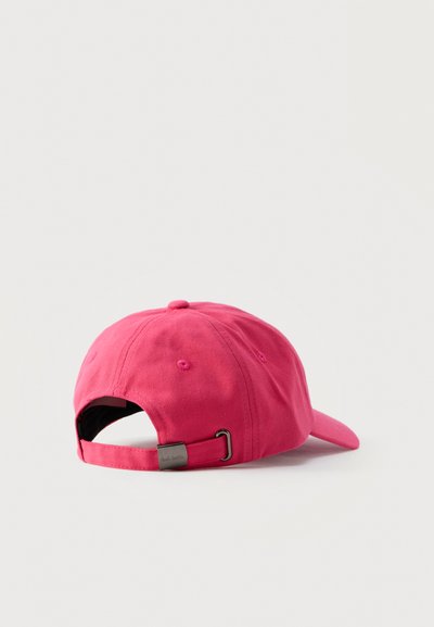 Ροζ καπέλο μπέιζμπολ με ρυθμιζόμενο λουράκι με μεταλλικό κούμπωμα, εμφανιζόμενο από πίσω σε απλό ανοιχτό φόντο.
