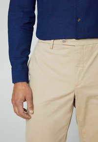 Hackett London SANDERSON beżowy