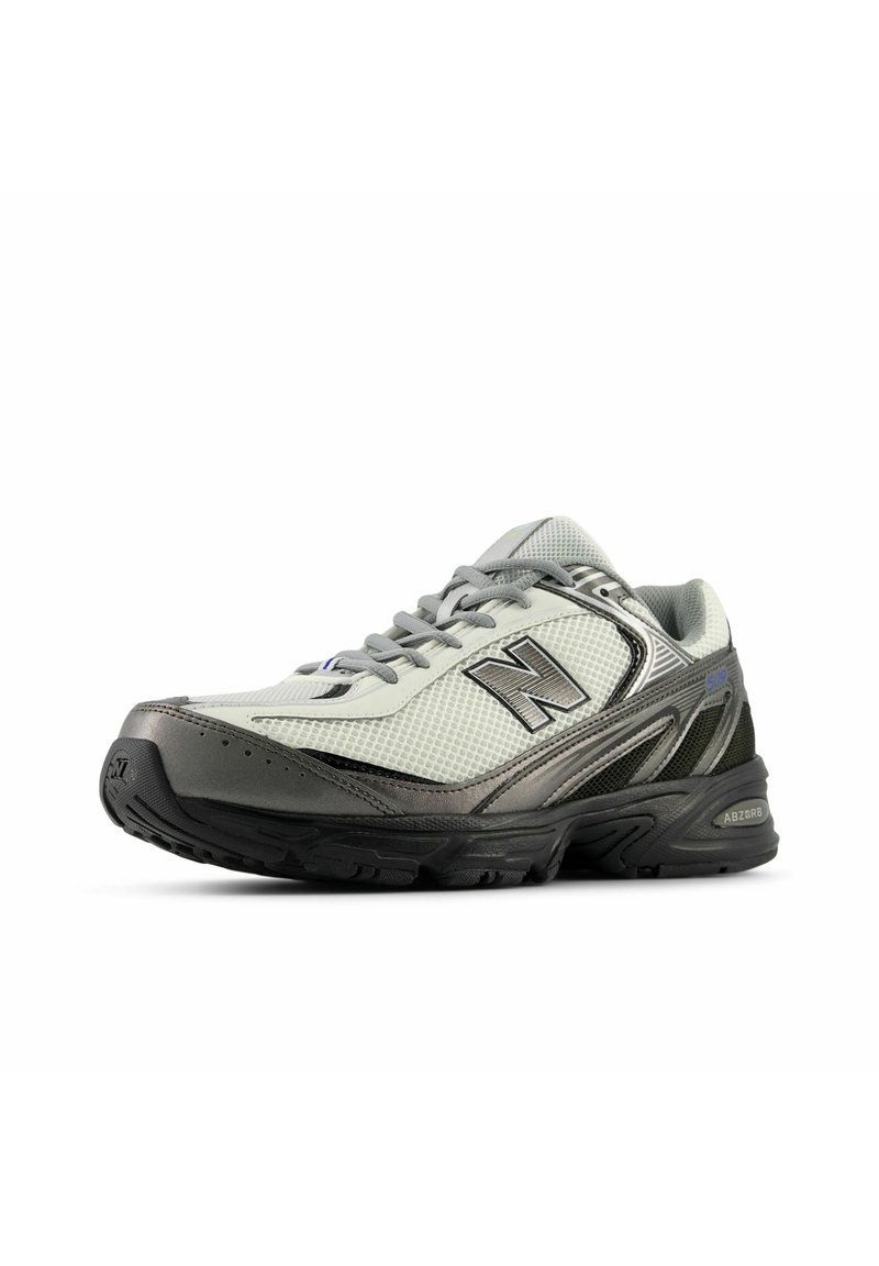 Scarpa da ginnastica grigio chiaro con tomaia in mesh, dettagli grigio scuro, suola in gomma e design imbottito con elementi riflettenti.