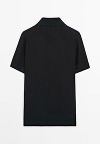 Polo shirt nero a maniche corte con una texture a costine e colletto tradizionale, caratterizzato da un orlo dritto e una silhouette affusolata.