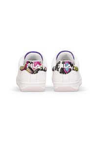 Sneakers bianchi con un tallone a fantasia multicolore testurizzato che presenta accenti viola, finitura liscia e design della punta arrotondata.