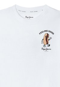 Camiseta de algodón blanca con un gráfico impreso de un personaje de perrito caliente con brazos, el texto "ME SIENTO BIEN" y el logo "Pepe Jeans London" debajo.