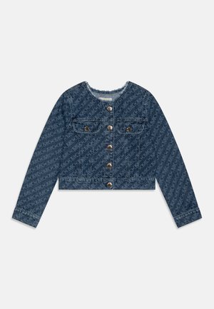 Giacca denim cropped in blu scuro con motivo logo tonale, chiusura con bottoni, due tasche sul petto e dettaglio sfilacciato sul collo.