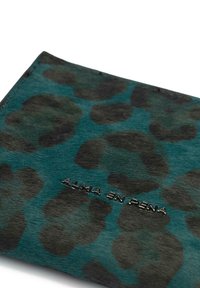 Portfel w kolorze turkusowym i czarnym w wzór panterki, wykonany z fakturowanej sierści, z wyraźnym napisem "ALMA EN PENA" w srebrnym kolorze wzdłuż dolnego brzegu.