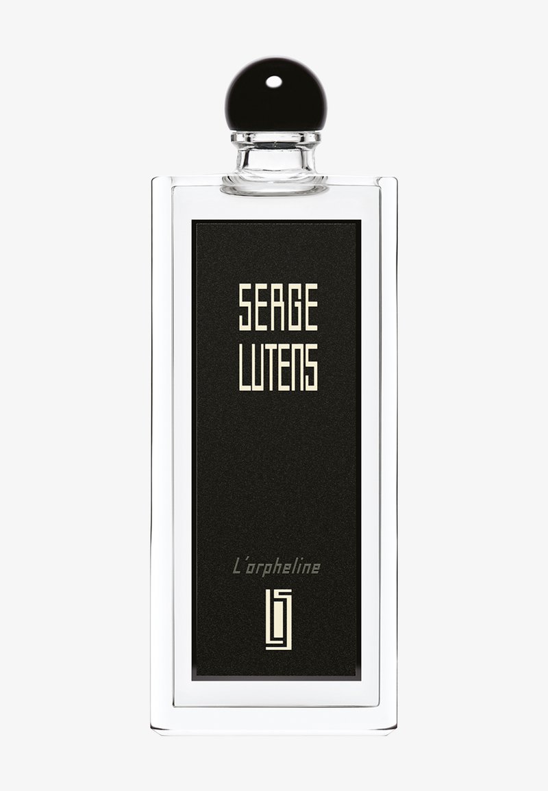 Klares rechteckiges Glas-Parfümfläschchen mit schwarzem Etikett, auf dem "Serge Lutens" und "L'orpheline" steht, obenauf eine runde schwarze Kappe.