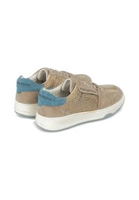 Zapatillas de ante beige con diseño perforado, acento de ante azul en el talón y suela de goma blanca. Texto "ALMA EN PENA" en el lado.