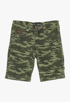 Grønne og mørkegrønne camouflage-mønstrede knælange shorts med knap, lynlås, bæltestropper og forlommer.