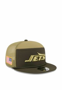 Olivgrüne Kappe mit flachem Schirm, die ein gesticktes "JETS"-Logo in Gelb, Netzseitenpaneele und ein kleines amerikanisches Flaggenpatch aufweist.