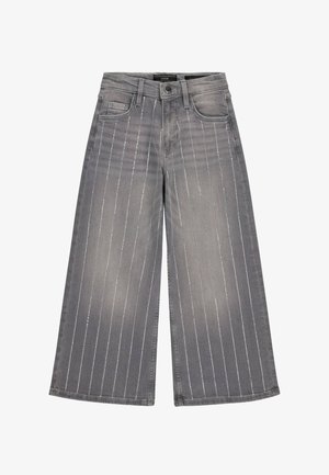 Szürke, bő szárú farmernadrág függőleges ezüst flittercsíkokkal, elöl gombos, cipzáras rögzítéssel és ötlukú zsebes kialakítással.