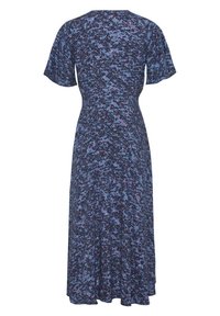 Modré šaty vyrobené z lehkého materiálu, s krátkými volánkovými rukávy, přiléhavým živůtkem a splývavou sukní s texturovaným, abstraktním vzorem.