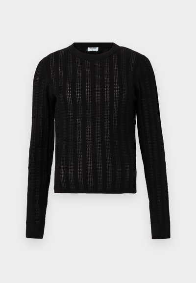 Pull en maille noir avec un motif de rayures texturé, col rond, manches longues, et poignets et ourlet côtelés.