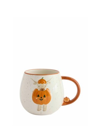 Witte keramische mok met bruine handgreep met een koe die een pompoenhoed draagt en aan de voorkant een jack-o-lantern pompoen vasthoudt.