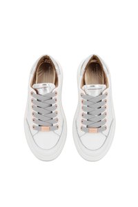 Sneakers bianchi in pelle con lacci grigi, caratterizzati da una texture liscia, punta arrotondata e un sottile accento pesca nell'area dei lacci.