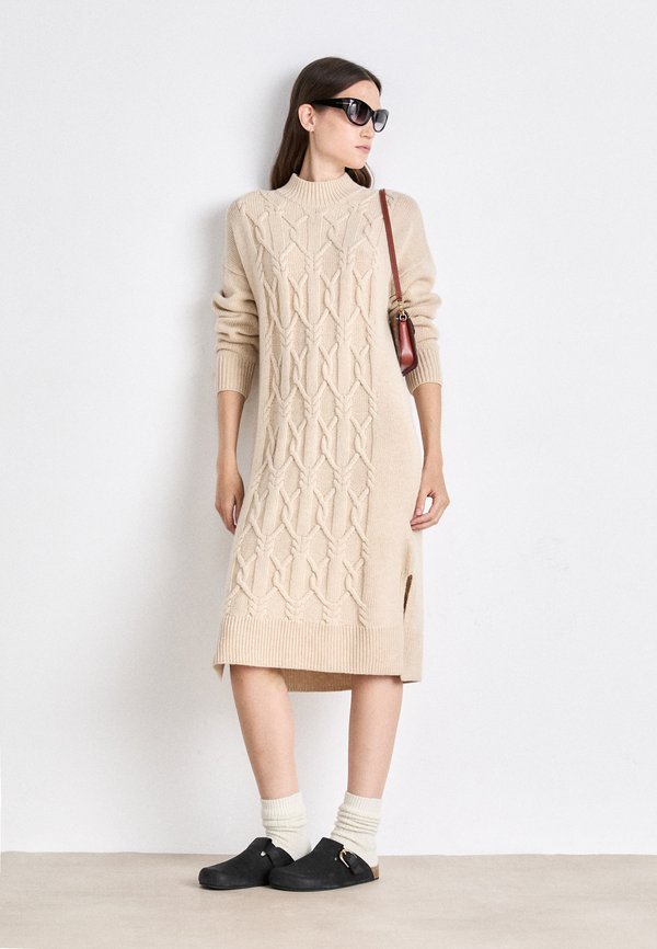 PAVE HUGGIES - Earrings3