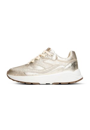 Metallic gouden sneakers met een getextureerd oppervlak, voorzien van crèmekleurige veters, een gewatteerde witte middenzool en een lichtbruine rubberen buitenzool.