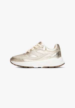 Metallic gouden sneakers met een getextureerd oppervlak, voorzien van crèmekleurige veters, een gewatteerde witte middenzool en een lichtbruine rubberen buitenzool.