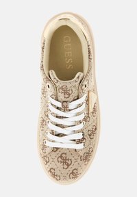 Adidași din pânză bej cu model maro monogram, șireturi albe și accente din metal auriu. Vârf rotund și talpă interioară căptușită.