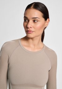 Hummel CHRISTEL SEAMLESS - Langærmet T-shirt - chateau gray driftwood melange