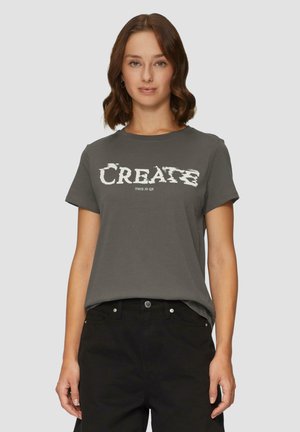 - T-shirt z nadrukiem