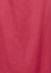 Tessuto rosa solido con una superficie liscia. Il colore è vivace, con pieghe sottili che creano profondità e variazioni di ombra.