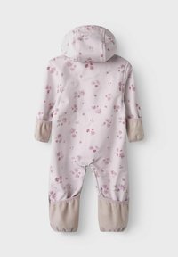 Rosa snödräkt för bebisar med blommönster, huva och mjuka beige fleece-accenter vid ärmsluten och nederkant. Slät, väderbeständig utsida.