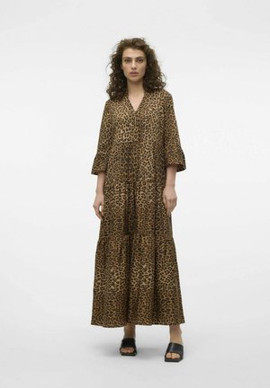Maxi kjole med leopardmønster, v-udskæring, brede ærmer, lagdelt design, lavet af letvægtsstof i nuancer af brun og sort.