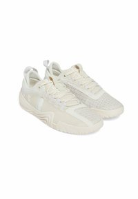 Scarpe da corsa bianche con tomaia in rete testurizzata, punta tonda, chiusura con lacci, linguetta e suola in gomma con scanalature pronunciate.