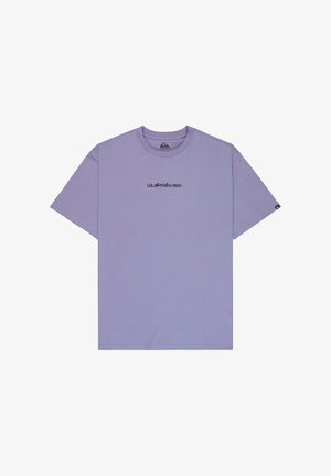 Camiseta de algodón morada con manga corta y cuello redondo. Presenta el logo "Quiksilver" en negro en el pecho. Textura suave, ajuste relajado.