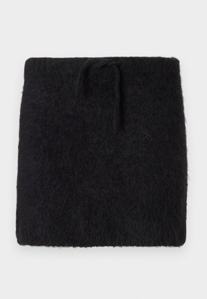 Fekete kötött anyag, puha és bolyhos textúra, téglalap alak, rugalmas derékpánttal és állítható kötővel. Minimalista dizájn.