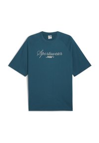 Žydrai žalias trumpas rankovės sportinis marškinėliai, kuriuose yra "Sportswear" tekstas ir balta Puma logotipas, pagaminti iš minkštos medvilnės medžiagos, su laisvu siluetu.